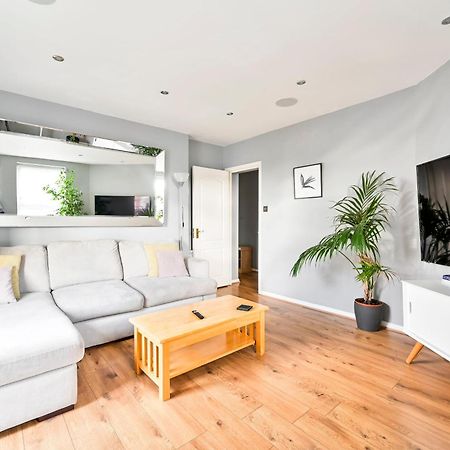 ロンドンCosy 1-Bed E15, Sleeps 4, 1 Min From Tube Station Near O2 Arenaアパートメント エクステリア 写真
