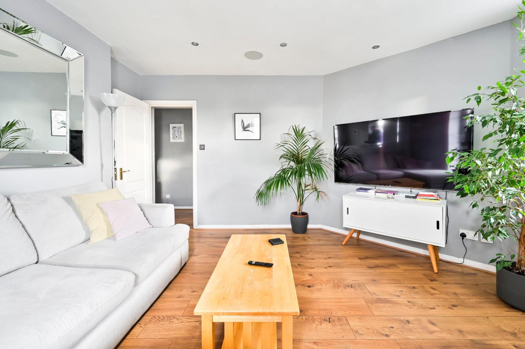 ロンドンCosy 1-Bed E15, Sleeps 4, 1 Min From Tube Station Near O2 Arenaアパートメント エクステリア 写真